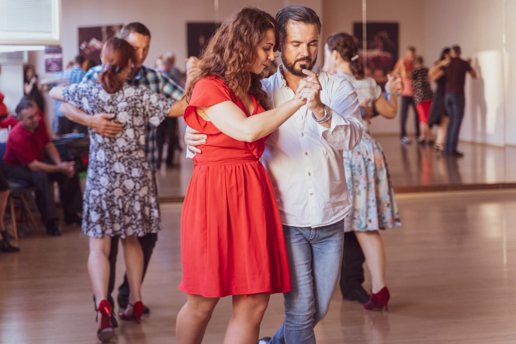 Ak hľadáte tanečný kurz, ktorý je výnimočný, vznešený, intímny a zároveň vášnivý nasmerujte svoj hľadáčik na tango argentino.