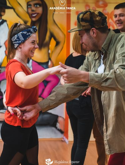 Vďaka New style hustle sa stanete hviezdami každej párty! Moderný párový tanec inšpirovaný salsou a obohatený o sólo street dance tance.