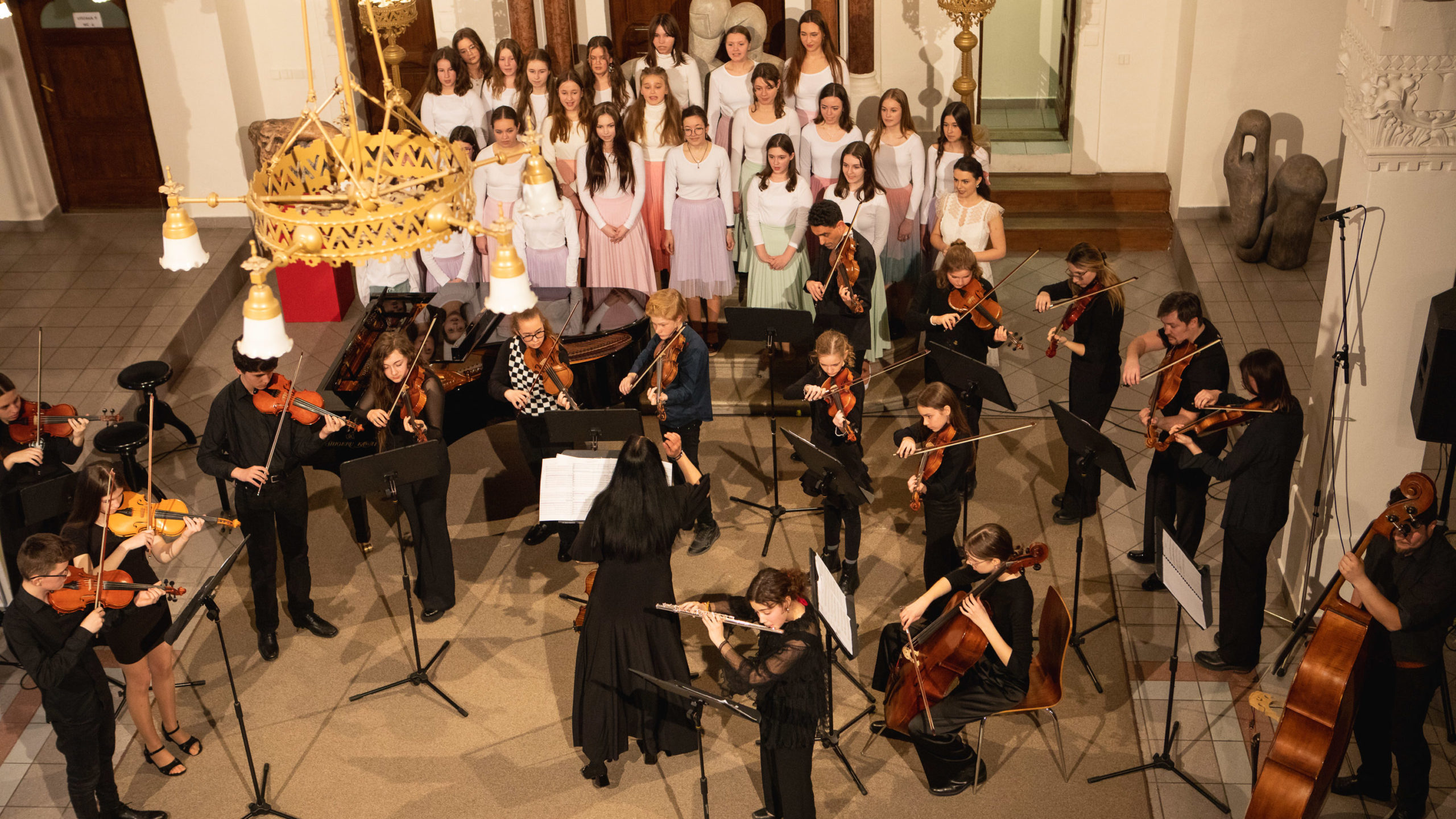 Sláčikový orchester a detský spevácky zbor ZUŠ Jozefa Rosinského v Nitre.
